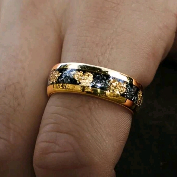 Elegant Gold and Black Men's Ring - Picture 4 of 5